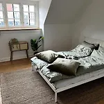 Lys Nyrenoveret Lejlighed I Odense C