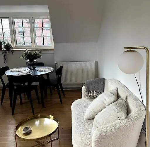 Lys Nyrenoveret Lejlighed I Odense C