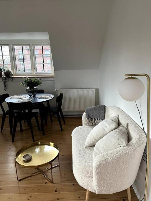 Lys Nyrenoveret Lejlighed I C Appartement